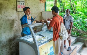 Mitra bisnis sedang menyajikan gelato di booth