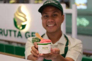 Lagi Muter Mall Coba Dessert Segar yang Bisa Dibawa Keliling Living World